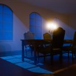 De ce trosnește mobila noaptea: Misterul zgomotelor dezvăluit