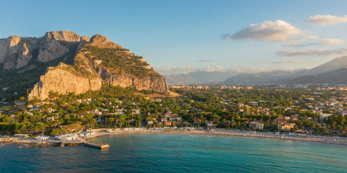 Schimbări majore pentru vacanțe: Dertour anunță turiștii români afectați de războiul din Iran