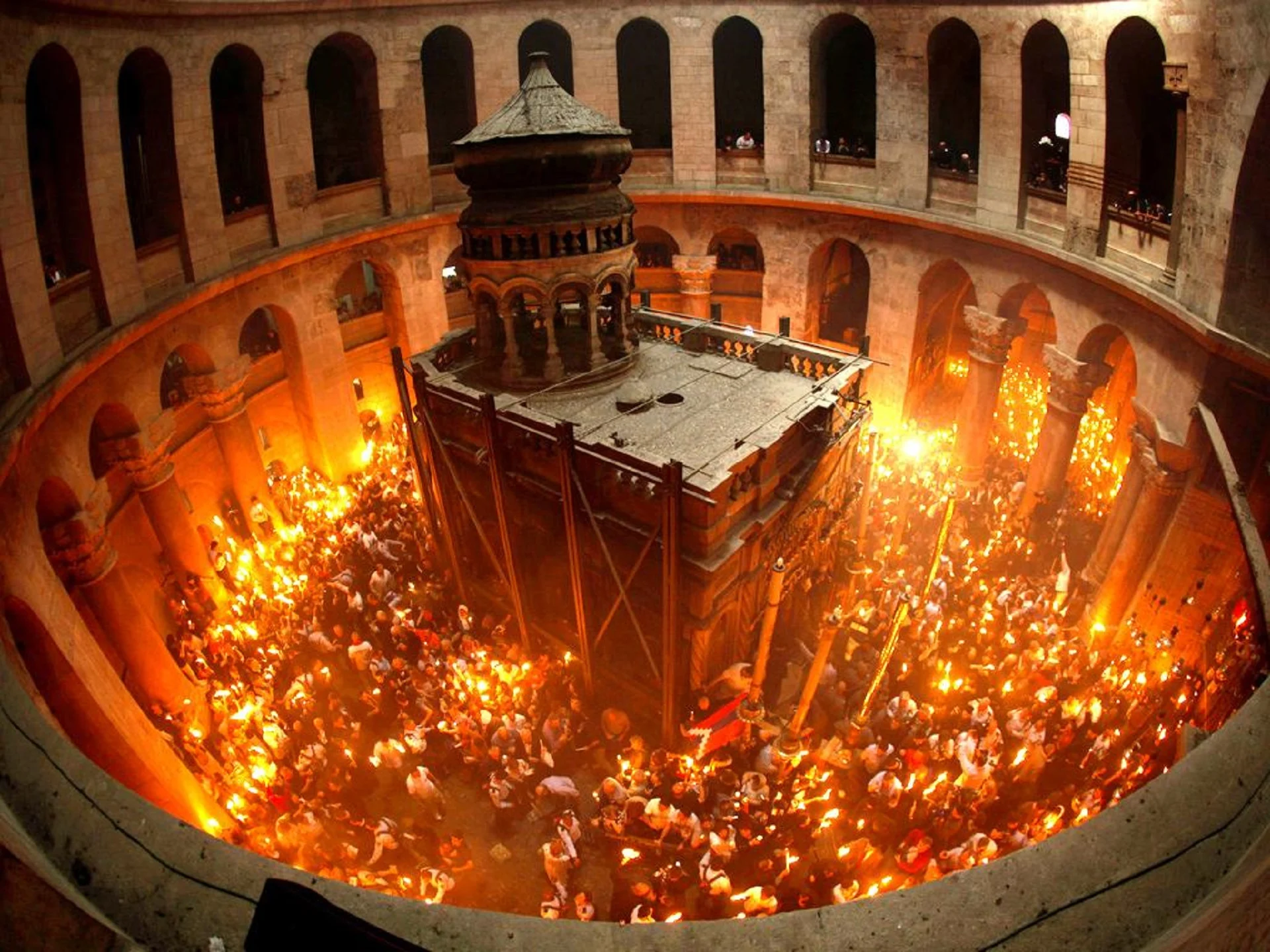 O Călătorie spirituală spre Lumina Învierii: Un pelerinaj sfânt