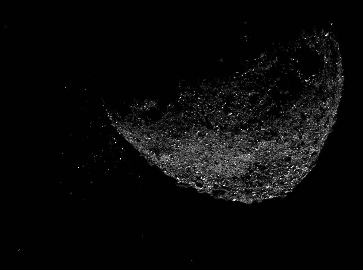 Astronomii au analizat în detaliu o probă prelevată de pe asteroidul Bennu, dezvăluind informații noi despre interacțiunile dintre apă și materiale organice în primele etape ale Sistemului Solar