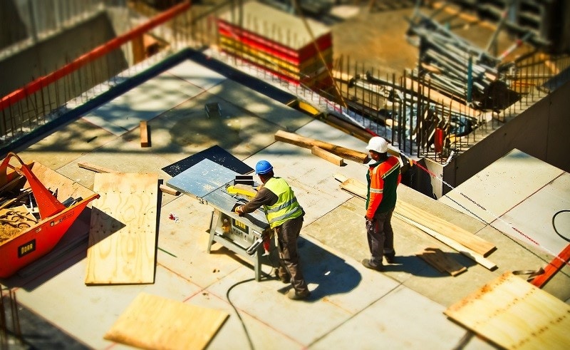 Scădere dramatică în construcții: Firmele estimează un 2026 dificil, pierzând resurse importante