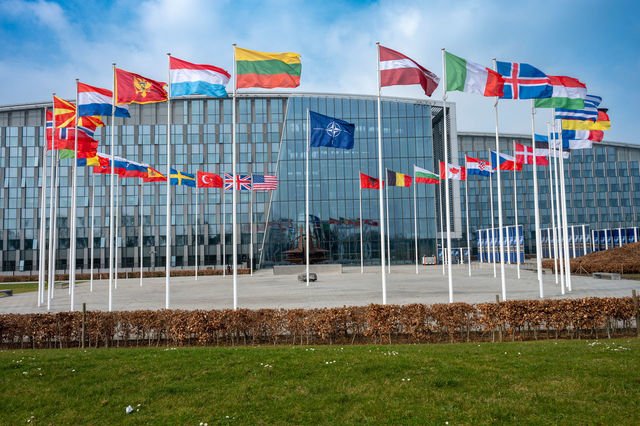 NATO, pe muchie de cuțit: Alianța Nord-Atlantică, amenințată de tensiunile SUA-Iran Alianța Nord-Atlantică (NATO) se confruntă cu o criză existențială, pusă la încercare de războiul din Ucraina și de atacurile verbale ale lui Donald Trump, fostul președinte al SUA