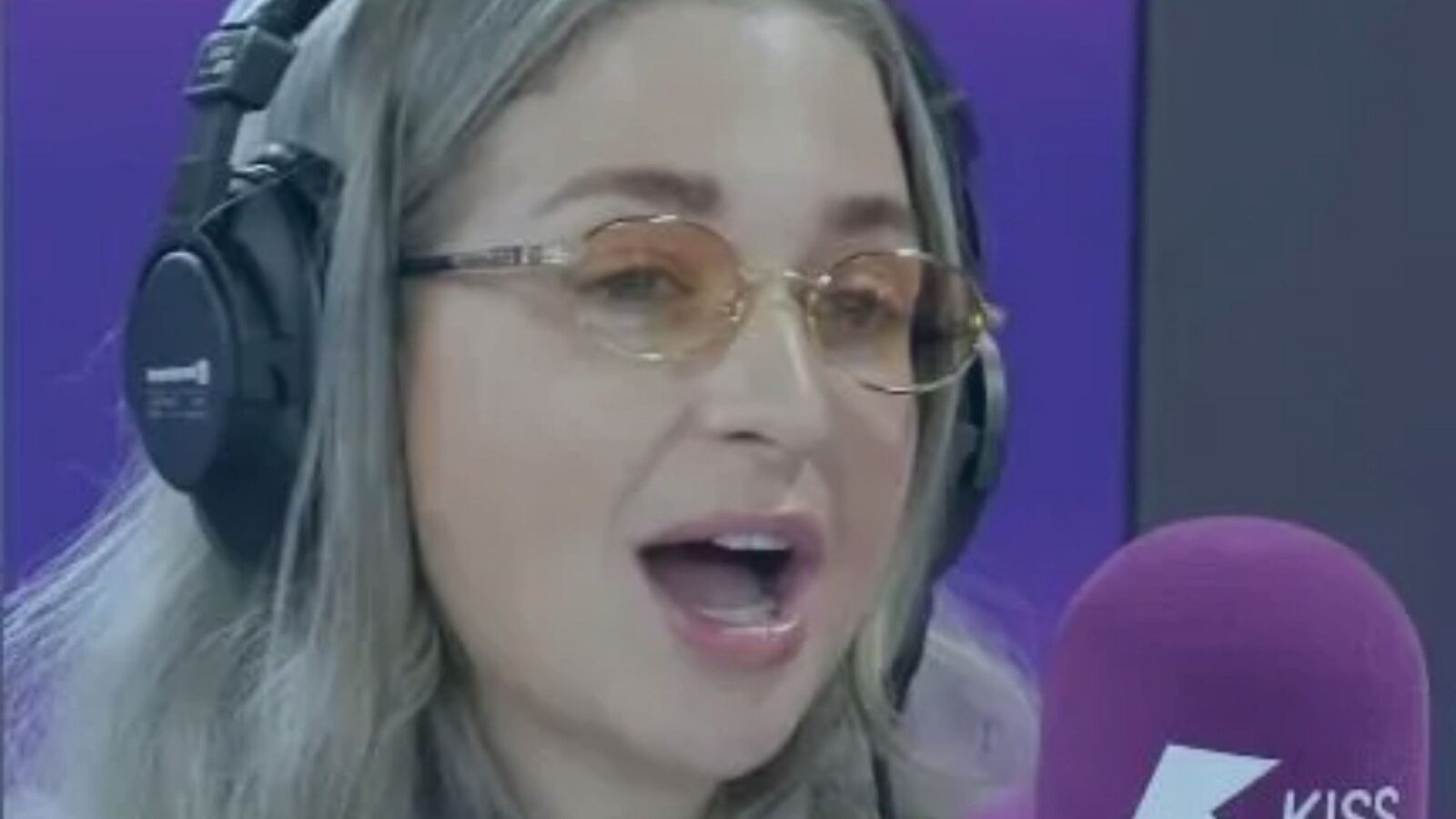 Harriet Rose pleacă de la Kiss Radio după șase ani Prezentatoarea Harriet Rose a șocat fanii, anunțând că părăsește Kiss Radio după șase ani de activitate