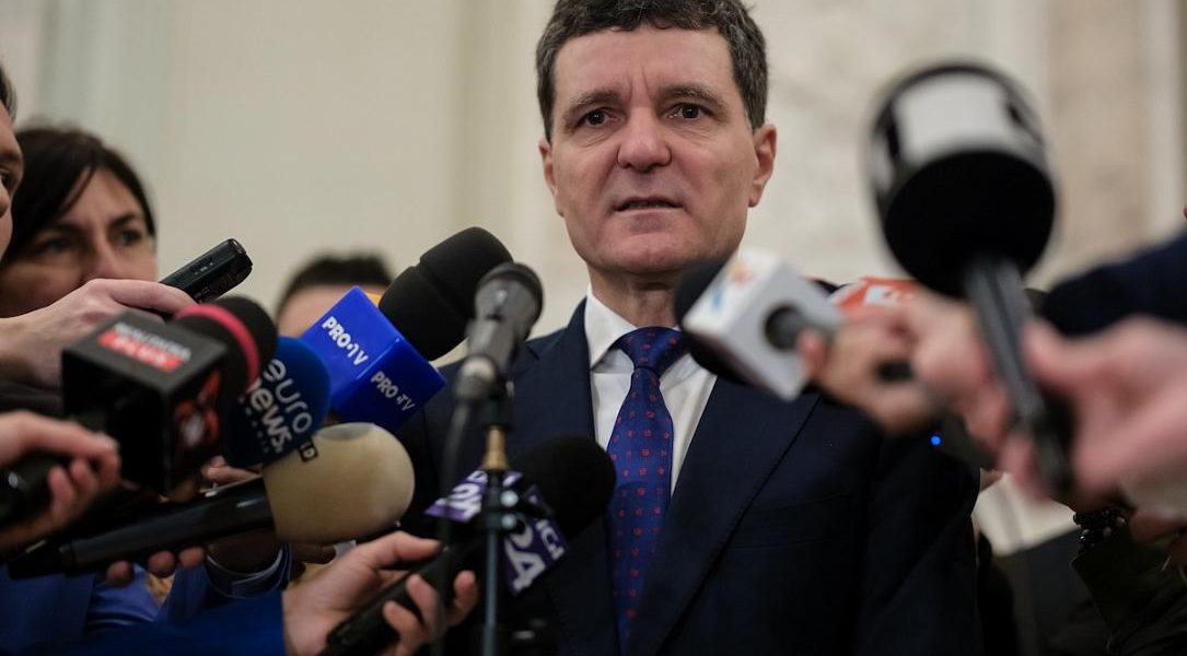 Nicuşor Dan minimizează tensiunile politice și avertizează asupra unui guvern minoritar Președintele Nicușor Dan a încercat să minimalizeze importanța tensiunilor recente din coaliția de guvernare, avertizând în același timp asupra riscurilor asociate cu o potențială trecere la un guvern minoritar