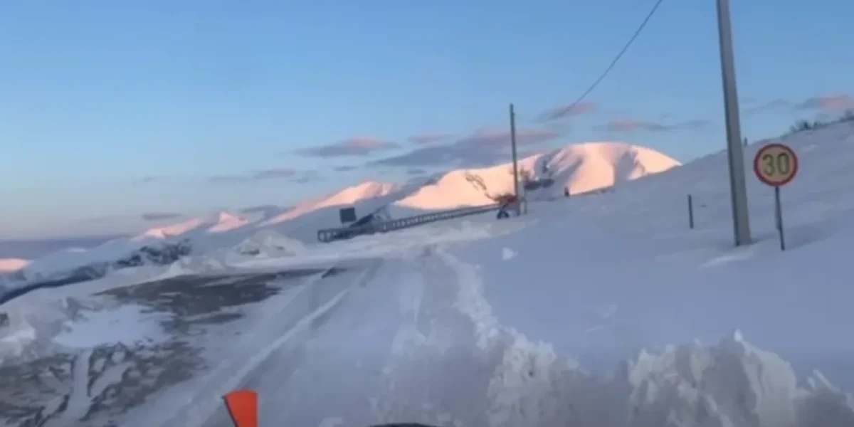 Ninsorile abundente au creat probleme în zona montană a județului Vâlcea, unde utilajele de deszăpezire au fost mobilizate pentru a asigura circulația pe DN7A