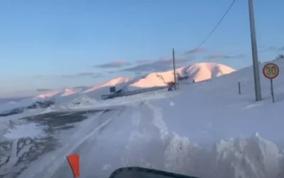 Ninsorile abundente au creat probleme în zona montană a județului Vâlcea, unde utilajele de deszăpezire au fost mobilizate pentru a asigura circulația pe DN7A