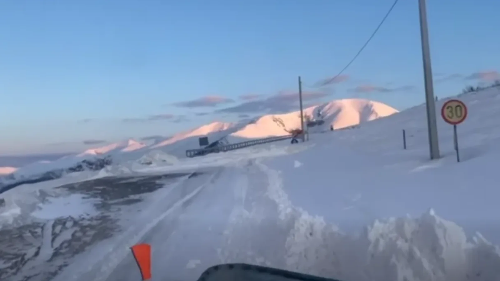 Ninsorile abundente au creat probleme în zona montană a județului Vâlcea, unde utilajele de deszăpezire au fost mobilizate pentru a asigura circulația pe DN7A