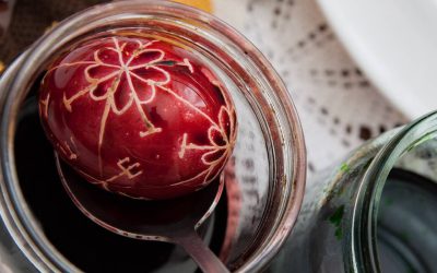 Ouăle roșii de Paște: Adevăruri și mituri despre colesterol și sănătate Ouăle roșii, simbol al sărbătorilor pascale, stârnesc adesea controverse legate de efectele lor asupra sănătății, în special în ceea ce privește colesterolul