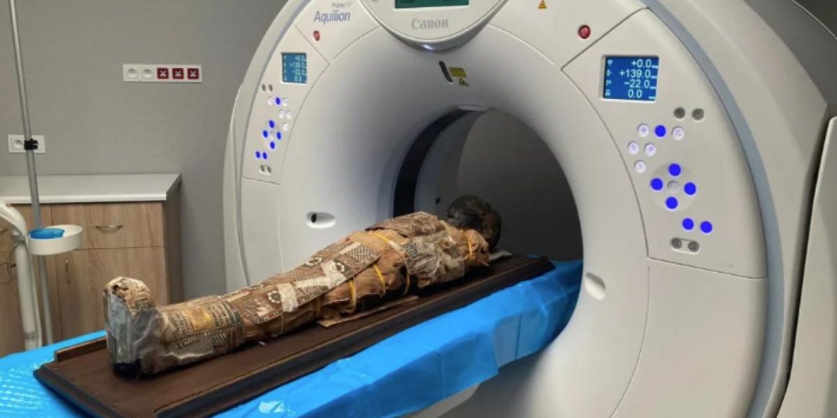 Mumie egipteană de 2000 ani, cu secret pe piept: Ce au găsit arheologii