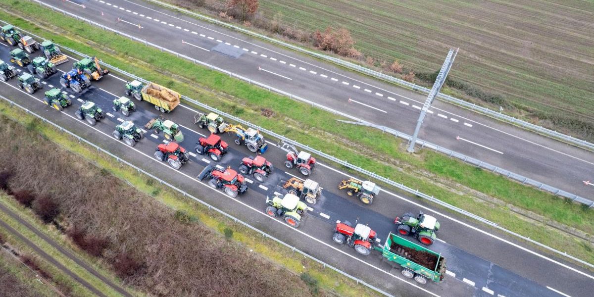 Benzinăriile Irlandei, în criză: Fermieri și transportatori blochează autostrăzi și rafinărie