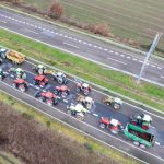 Benzinăriile Irlandei, în criză: Fermieri și transportatori blochează autostrăzi și rafinărie