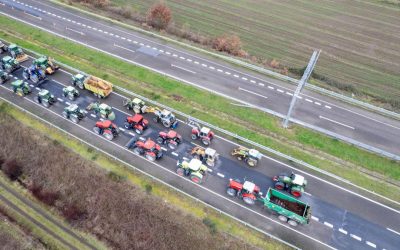 Benzinăriile Irlandei, în criză: Fermieri și transportatori blochează autostrăzi și rafinărie