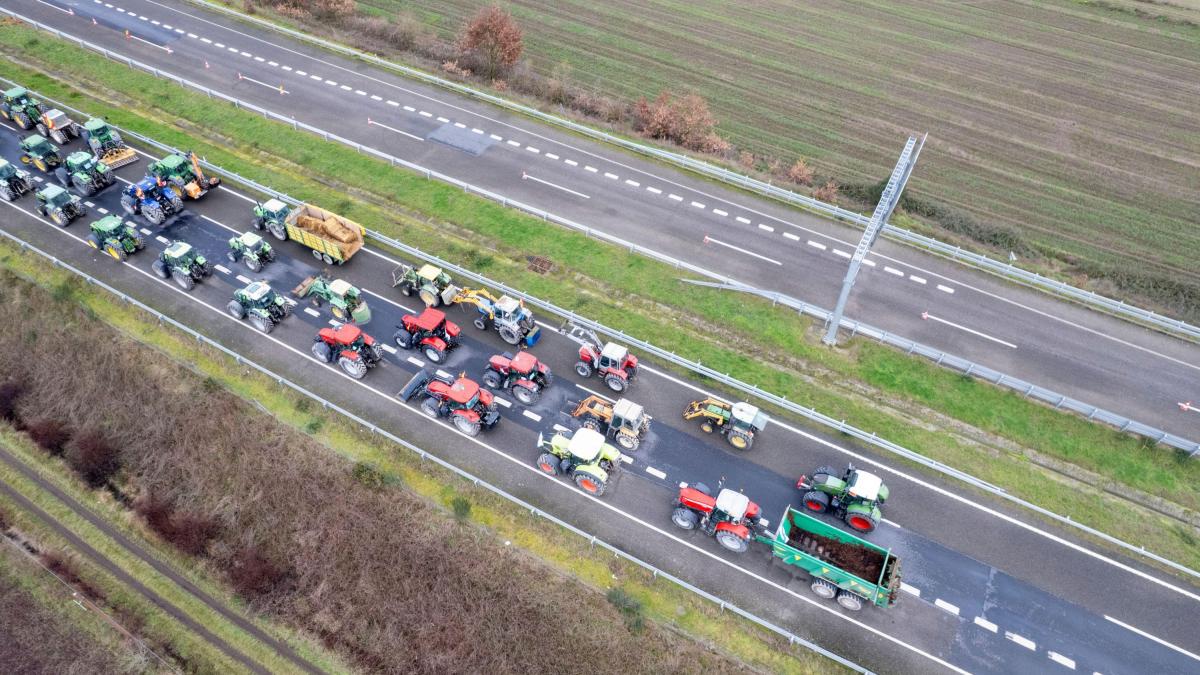 Benzinăriile Irlandei, în criză: Fermieri și transportatori blochează autostrăzi și rafinărie