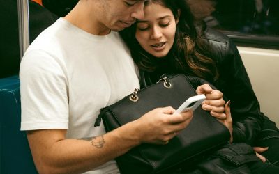 Cine spionează telefoanele vecinilor: Un obicei periculos