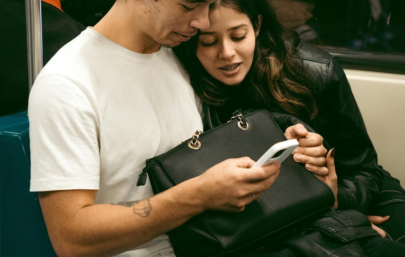 Cine spionează telefoanele vecinilor: Un obicei periculos