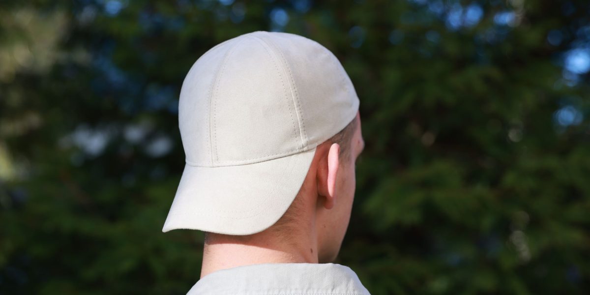 Șapca, accesoriul misterios: De ce o poartă constant, ce spun psihologii
