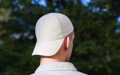 Șapca, accesoriul misterios: De ce o poartă constant, ce spun psihologii