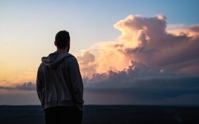 Singurătatea și egocentrismul, fenomene aparent distincte, ar putea fi expresii ale aceleiași nevoi emoționale nesatisfăcute, conform cercetărilor în științe comportamentale