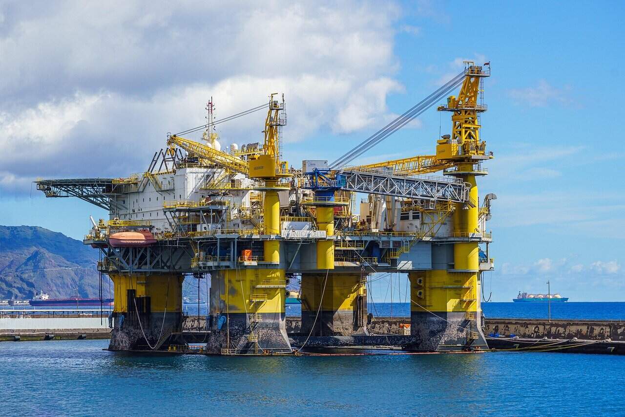 Companiile petroliere își schimbă strategia: explorarea de hidrocarburi devine prioritară După o perioadă de investiții reduse în explorare și o tentativă modestă de a se orienta către energia „verde”, marile companii petroliere, cunoscute și sub denumirea de „Big Oil”, își îndreaptă din nou atenția către căutarea de noi zăcăminte