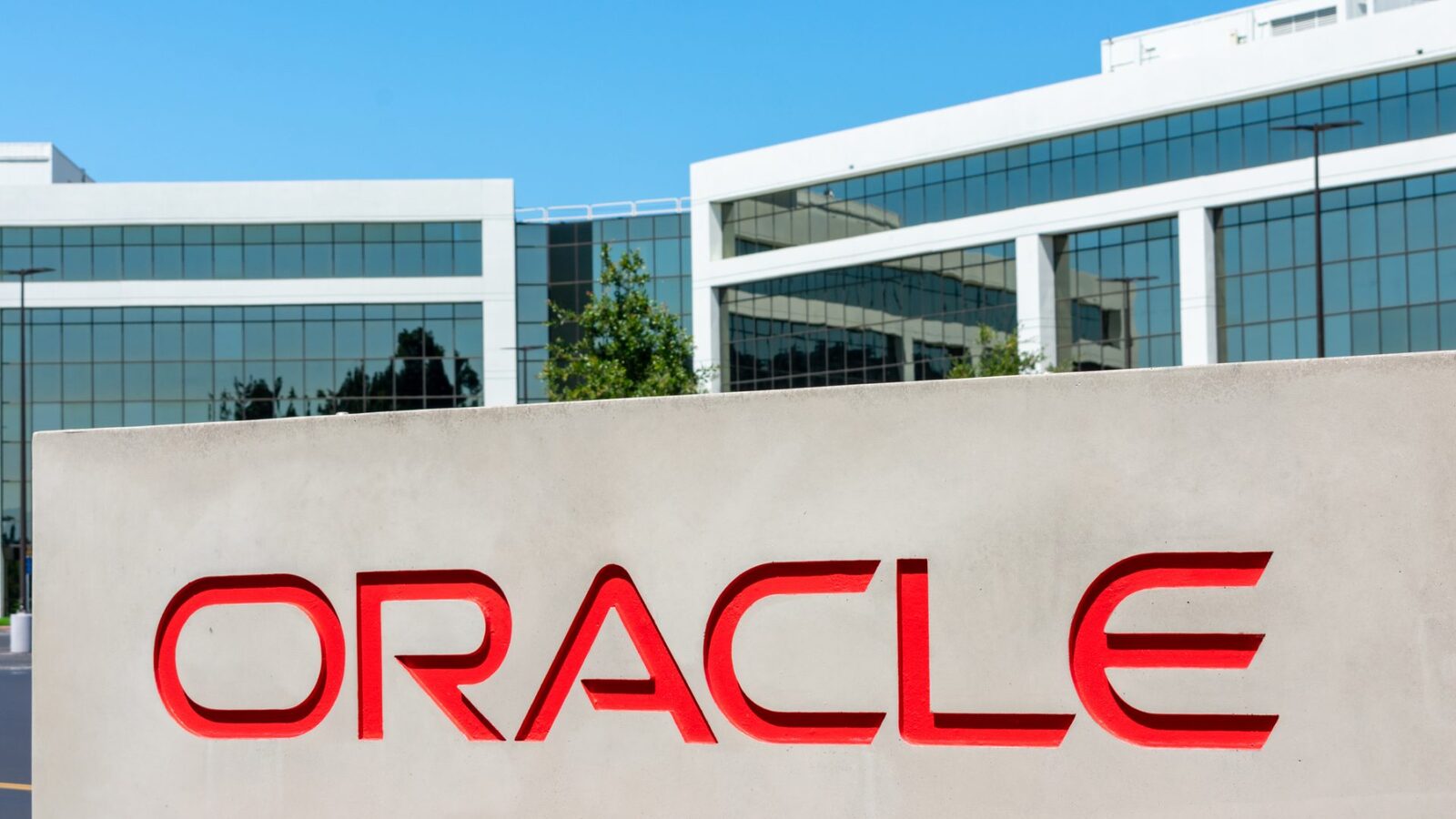 Oracle concediază mii de angajați și investește masiv în inteligența artificială Compania americană Oracle a anunțat, marți, 31 martie, concedierea a mii de angajați, în timp ce își intensifică investițiile în proiecte de infrastructură de inteligență artificială