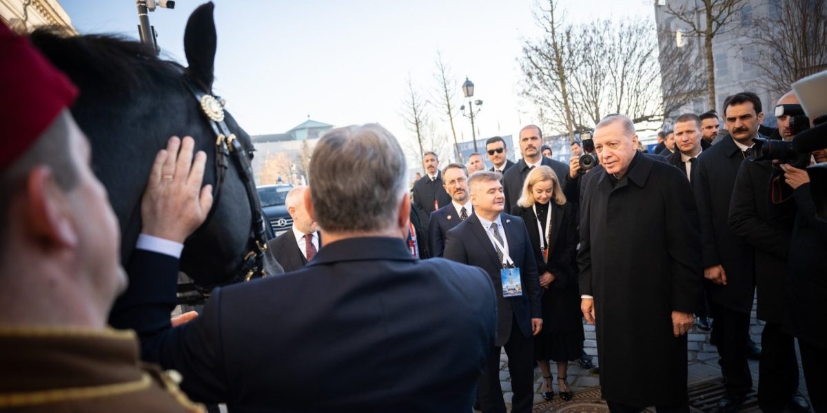 Magyar, la braț cu Erdoğan: Liderul Turciei, invitat de politicianul ungar la Budapesta