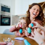 De ce ne ciocnim ouăle de Paște? Semnificația ascunsă a gestului