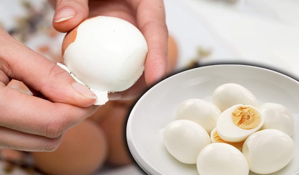 Fii atent la culoarea ouălor! Ce semnalează albușul cu o nuanță neobișnuită Un ou care pare perfect la exterior poate ascunde o problemă importantă, greu de intuit