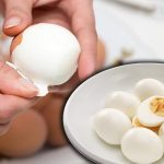 Fii atent la culoarea ouălor! Ce semnalează albușul cu o nuanță neobișnuită Un ou care pare perfect la exterior poate ascunde o problemă importantă, greu de intuit