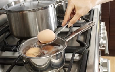 Secretele ouălor fierte perfecte: Sfaturi simple pentru o coajă intactă Paștele bate la ușă, iar ouăle fierte sunt nelipsite de pe masa festivă