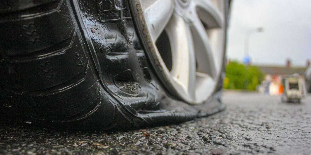 Schimbarea roții: Sfaturi vitale să nu fii victima unor infractori