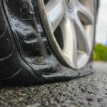 Schimbarea roții: Sfaturi vitale să nu fii victima unor infractori