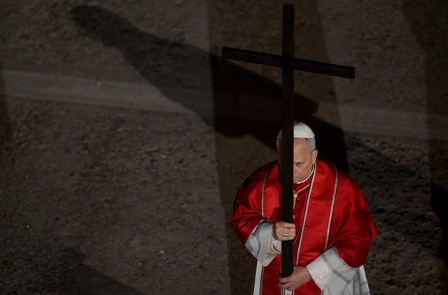 În prima sa Vinere Mare ca suveran pontif, Papa LEON al XIV-lea a marcat un moment istoric, conducând personal Calea Crucii la Colosseum, în Roma