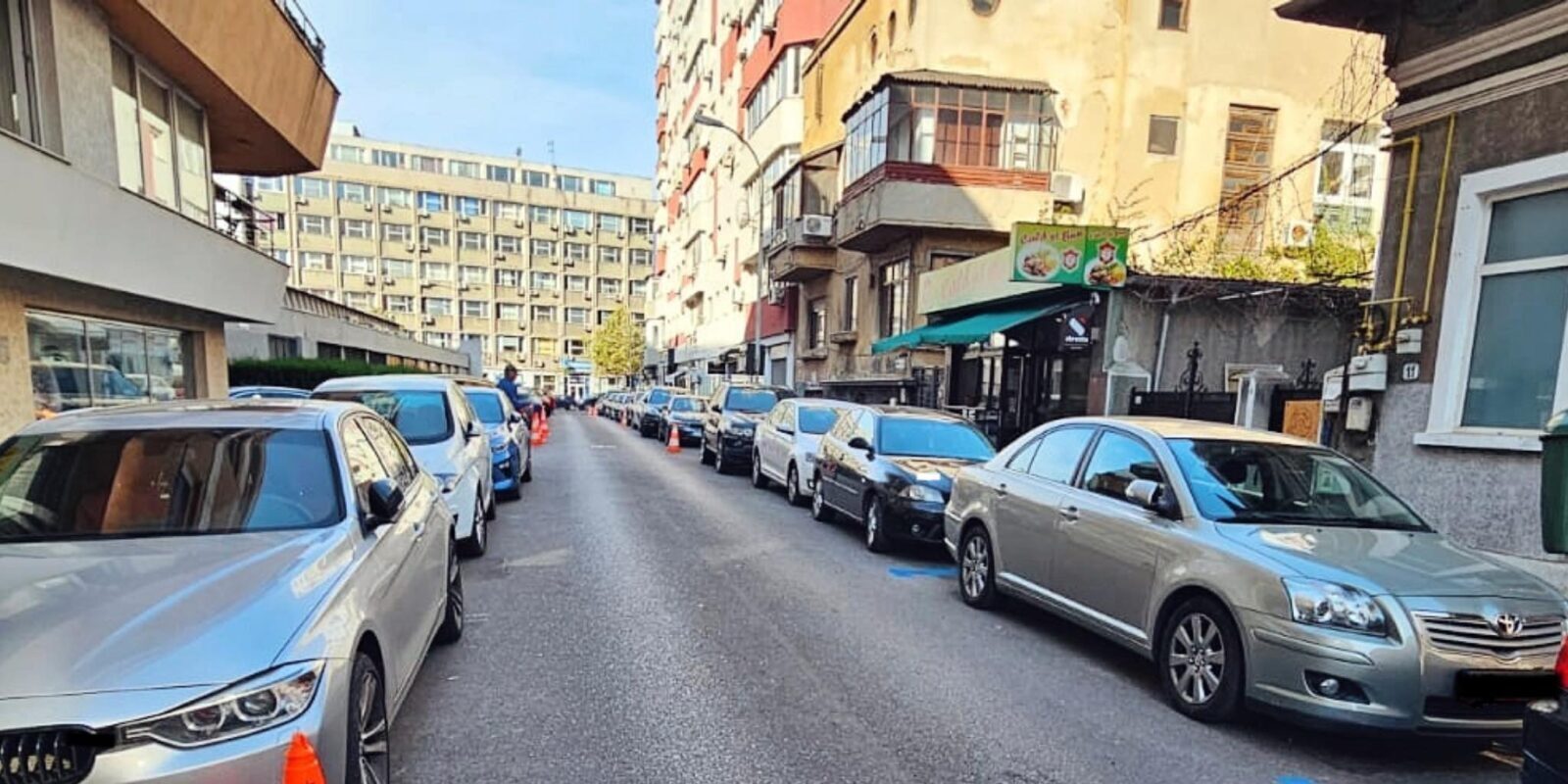 Parcarea gratuită pentru mașinile electrice, prelungită până în 2027 Consiliul General al Municipiului București (CGMB) a votat pentru menținerea parcării gratuite pe locurile administrate de Primăria Capitalei pentru posesorii de mașini electrice