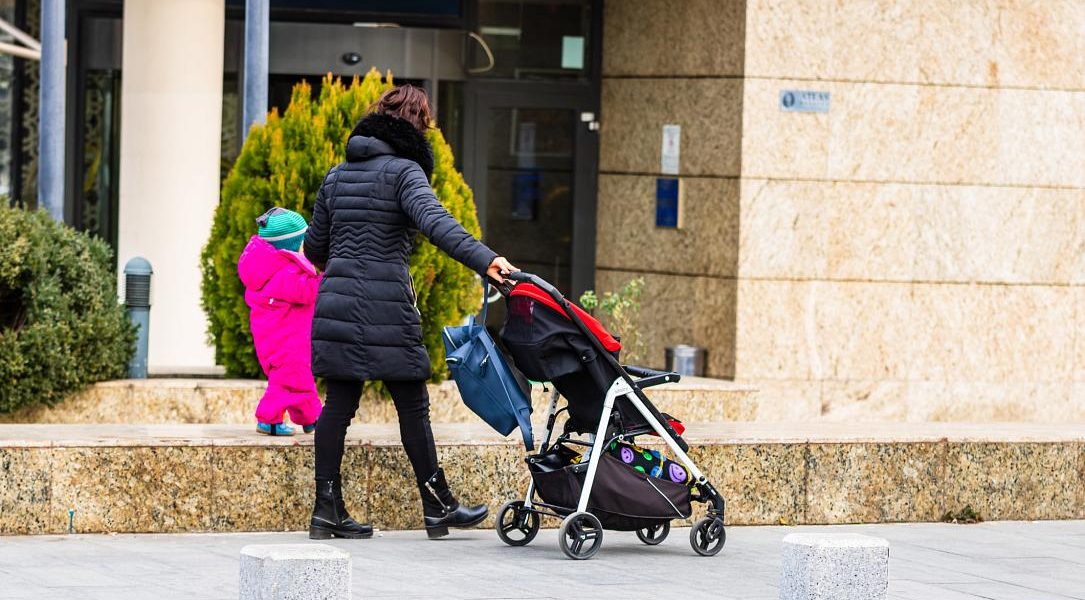 Aproape jumătate dintre părinții români plecați la muncă în străinătate nu se vor întoarce de Paște Aproximativ 45% dintre părinții români care lucrează în străinătate nu vor petrece sărbătorile de Paște cu copiii lor în România