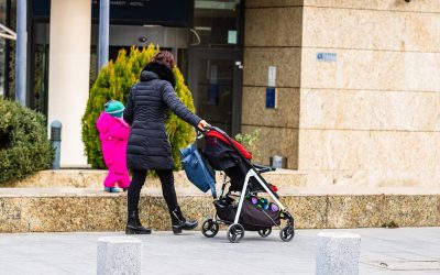 Aproape jumătate dintre părinții români plecați la muncă în străinătate nu se vor întoarce de Paște Aproximativ 45% dintre părinții români care lucrează în străinătate nu vor petrece sărbătorile de Paște cu copiii lor în România