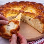 Rețeta bunicii de Paște: Pasca cu brânză și stafide, gustul copilăriei