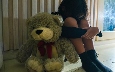 Neglijența emoțională: Ce adulți devin copiii afectați