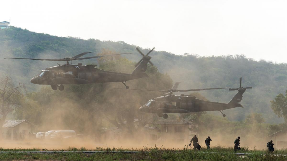 Apache la Mihail Kogălniceanu: O consolidare a prezenței NATO la Marea Neagră Baza Aeriană Mihail Kogălniceanu din România a fost desemnată pentru a găzdui elicoptere de atac AH-64E Apache, conform informațiilor publicate de Serviciul de Distribuție a Informațiilor Vizuale din Apărare al SUA (DVIDS) la 1 aprilie 2026