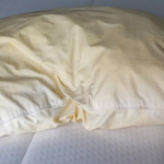 Găsești un adevăr SCÂRBOS sub pernă: De ce se îngălbenesc și sunt pericol!