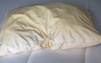 Găsești un adevăr SCÂRBOS sub pernă: De ce se îngălbenesc și sunt pericol!