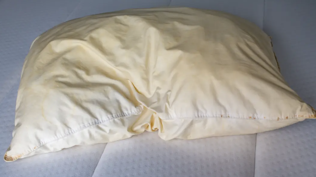 Găsești un adevăr SCÂRBOS sub pernă: De ce se îngălbenesc și sunt pericol!