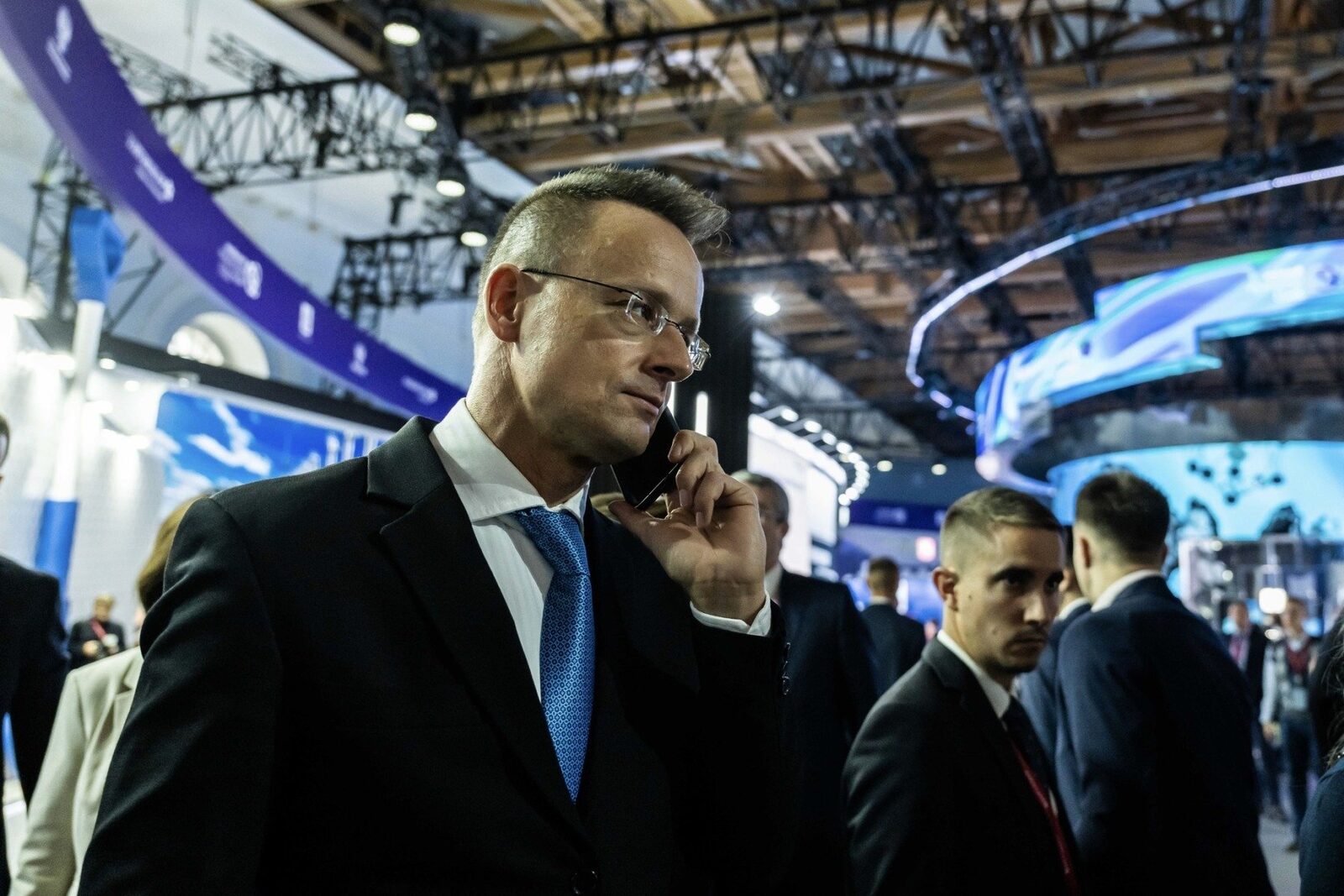 Scandal la Budapesta: Szijjártó acuză o „imixtiune” a serviciilor secrete în alegeri, după ce au apărut înregistrări compromițătoare Ministrul ungar de Externe, Péter Szijjártó, a reacționat vehement la apariția unor înregistrări audio care sugerează că ar fi făcut lobby pentru interesele Rusiei în cadrul Uniunii Europene