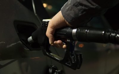 Guvernul de la Budapesta respinge solicitarea Comisiei Europene de a renunța la plafonarea prețului carburanților, subliniind importanța acestei măsuri pentru securitatea energetică a Ungariei