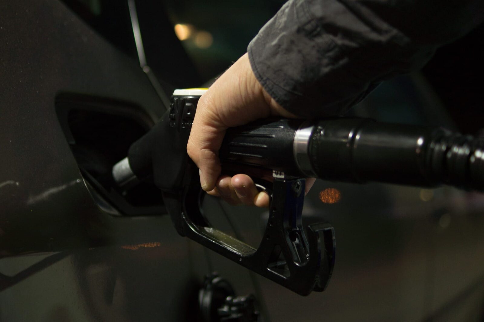 Guvernul de la Budapesta respinge solicitarea Comisiei Europene de a renunța la plafonarea prețului carburanților, subliniind importanța acestei măsuri pentru securitatea energetică a Ungariei