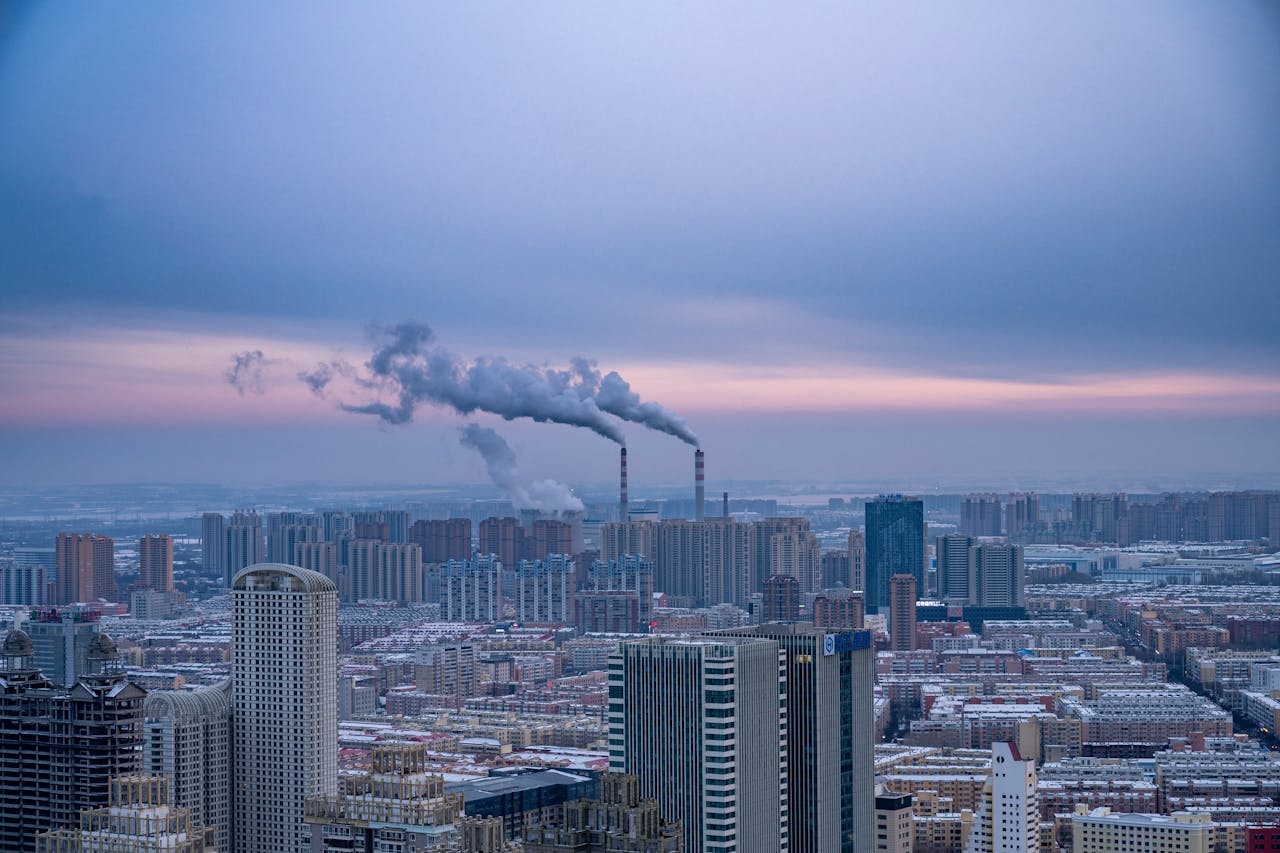 China, eroina accidentală a Arcticii? Eforturile anti-poluare cu efecte neașteptate Campania ambițioasă a Chinei de a reduce poluarea atmosferică a avut un efect paradoxal, influențând ritmul topirii gheții în Arctica