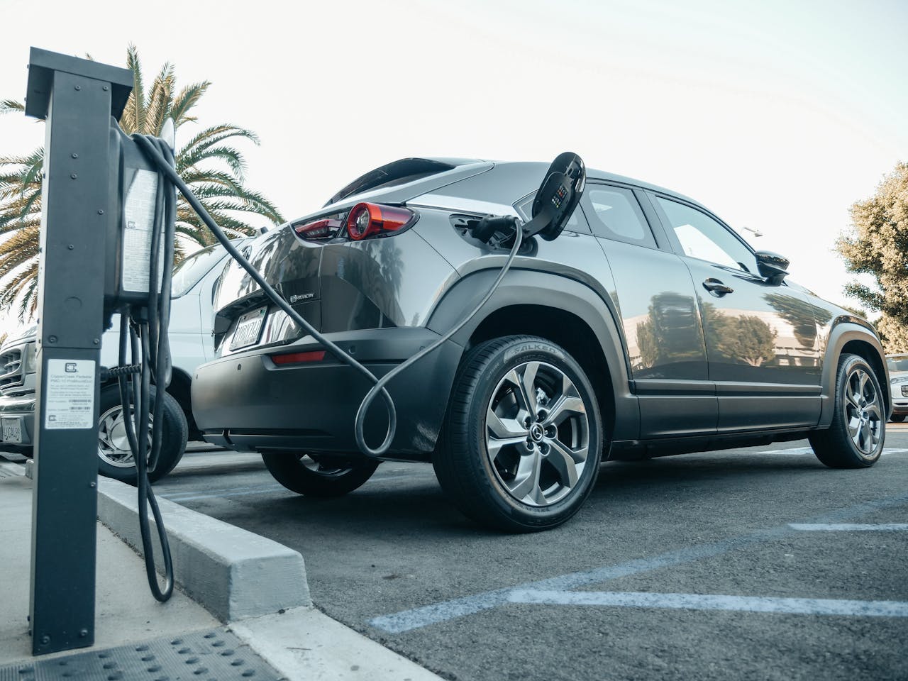 Șoferii care blochează stațiile de încărcare pentru mașinile electrice riscă amenzi, conform unui proiect de lege USR București – Șoferii care ocupă locurile de parcare destinate încărcării mașinilor electrice, fără a alimenta propriul vehicul, ar putea fi sancționați prin lege
