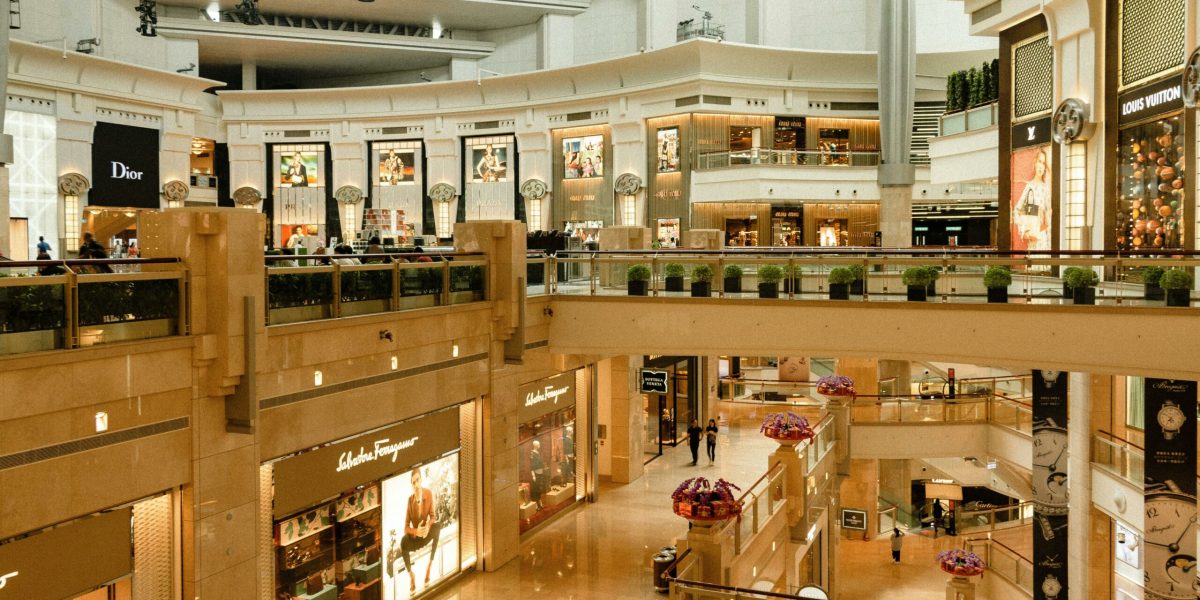Mall-ul sfidător: Unicul centru comercial deschis de Paște în România