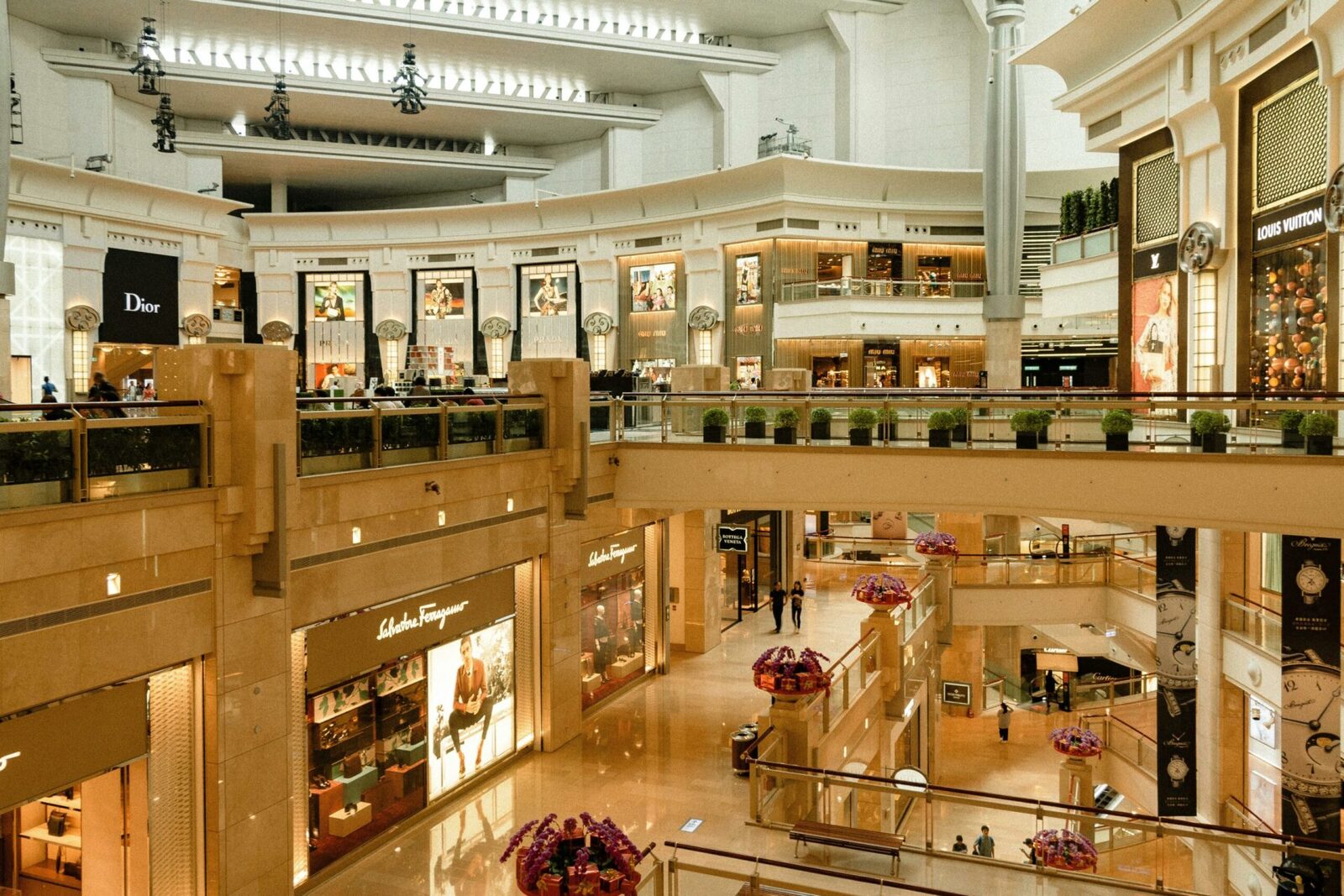 Mall-ul sfidător: Unicul centru comercial deschis de Paște în România