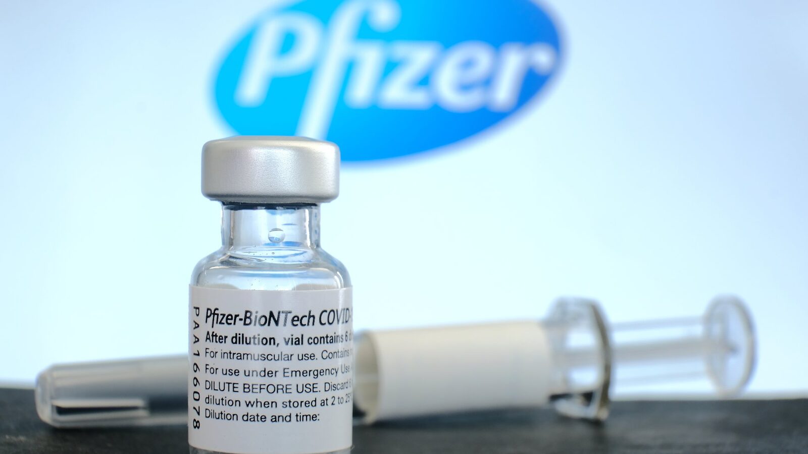 Reacții virulente după ce România a pierdut procesul cu Pfizer România se confruntă cu un val de reacții politice după ce a pierdut procesul cu compania farmaceutică Pfizer, fiind obligată să plătească 600 de milioane de euro