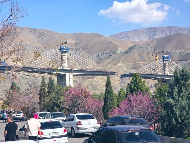 Donald Trump și-a asumat responsabilitatea pentru distrugerea unui pod important din Iran, intensificând tensiunile într-un conflict militar ce durează de cinci săptămâni